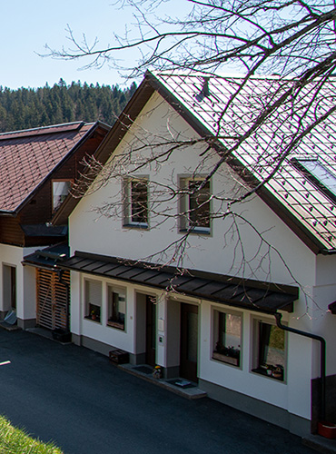 Blick auf das Haus mit beiden Eingängen